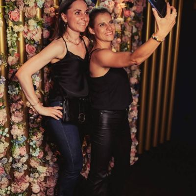 dwie dziewczyny robia sobie-selfie w klubie w warszawie
