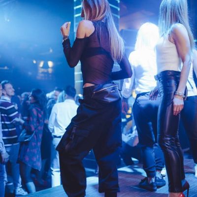 dziewczyny tańczące w klubie warszawa